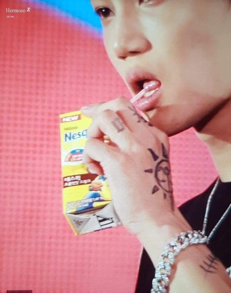 JonginLatinoam1's tweet photo. [PICS] {221224} 

Recuerdan cuando #KAI tomo leche chocolatada durante un concierto, tan lindo. 

Cr. A quien corresponda. 
Subido por Kim Jongin 카이 Latinoamérica 
babybear🌹🍑

#EXO #카이 #김종인 #엑소  #엑소카이 #jongin #11YearsWithKai @weareoneEXO https://t.co/4A5n7xUkCL