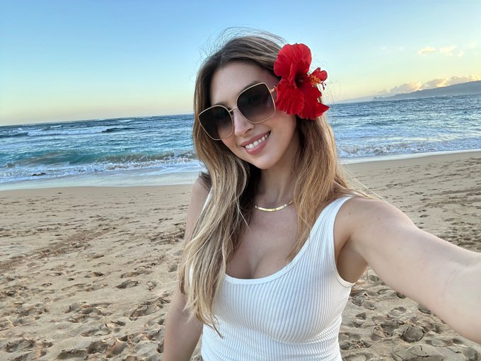 I&rsquo;m in Maui (looking perfect) and you owe me your paycheck 💁🏼&zwj;♀️ https://t.co/1RWxVTMudX