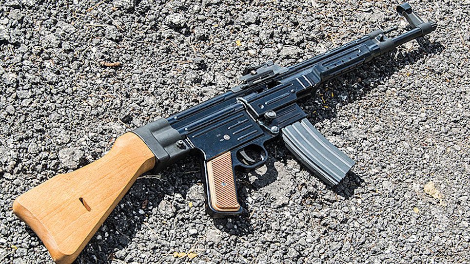 Guerrasenlapaz's tweet photo. #tacticool

La empresa Hill &amp; Mac Gunworks produce réplicas del Sturmgewehr Stg 44 en diferentes calibres (.300 BLK, 7,62x39 ruso y el original 7,92x33), pero además en 5,56 OTAN y admite los cargadores STANAG. 
También fabrica una versión corta y otra sin culata. https://t.co/aNlBbiDu8B