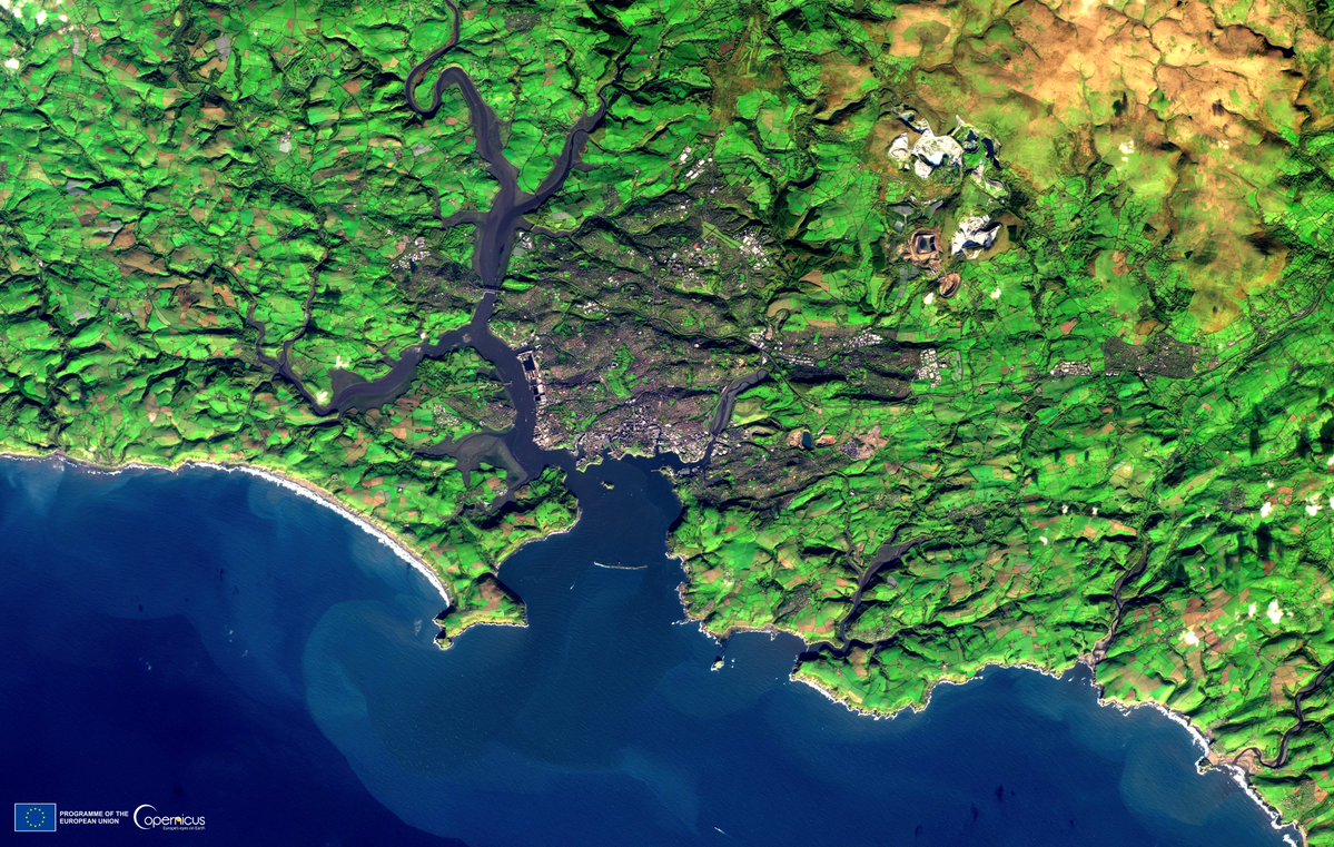 #CopernicusSanta 🇪🇺🛰️ gifts are coming❗️

Plymouth in #UK 🇬🇧 as seen by #Sentinel2

Special #HolidaySeason present 🎁 for @anuth_nishal