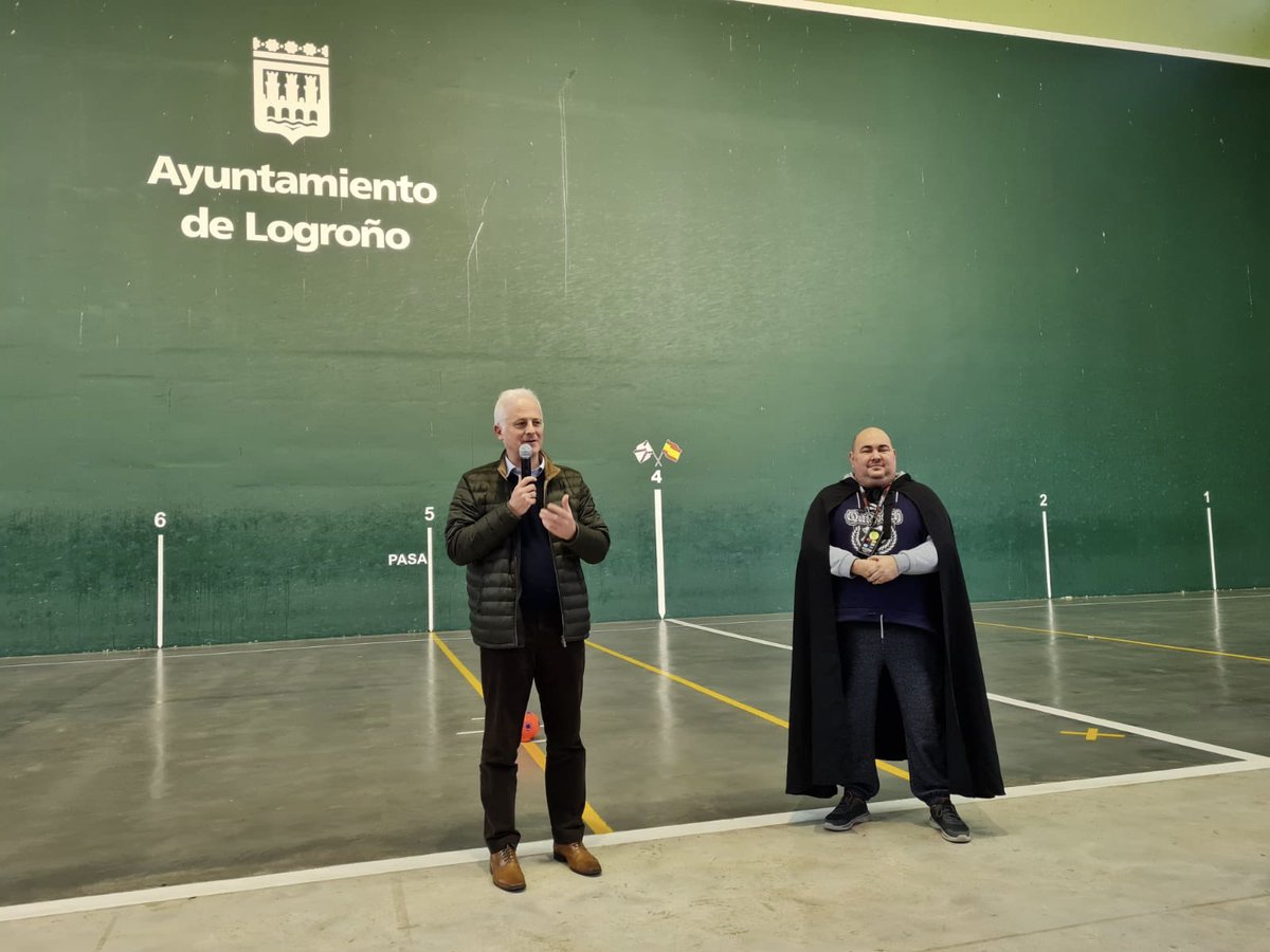 AytoLogrono's tweet photo. 🧹🧙🏻‍♂️| El alcalde de #Logroño, @pablohermoso, y los concejales @NaldaBea y @KilianCD han asistido esta tarde al ‘Mundial de Quidditch’ organizado por el Consejo de la Juventud.

#LogroñoEsJuventud
#LogroñoEsNavidad https://t.co/pE02WEfN1D