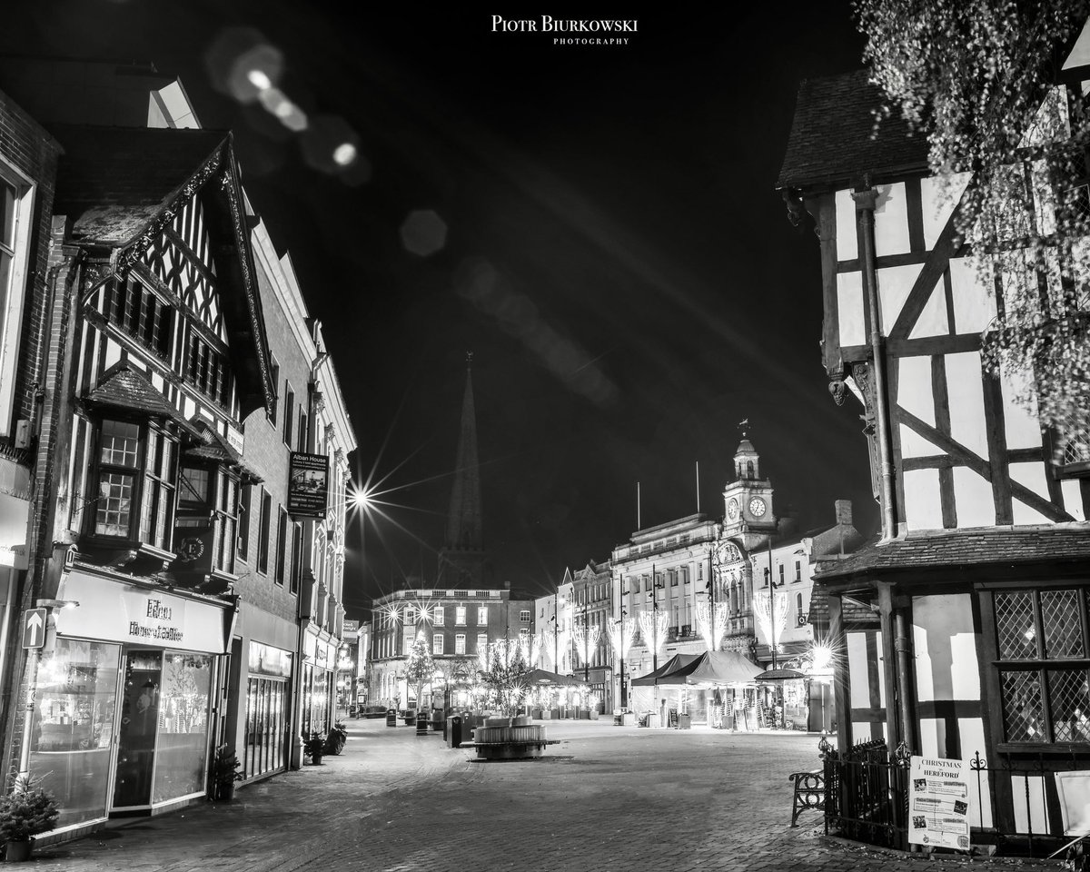 BiurkowskiPiotr's tweet photo. Hereford at night https://t.co/mkCjWasDre