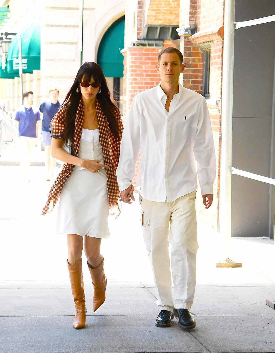 MIUCClAMUSE's tweet photo. bella and marc were the most important menswear couple in 2022 according to gq, i love how their outfits always go together but aren’t exactly matching https://t.co/3siHI3Ur6M