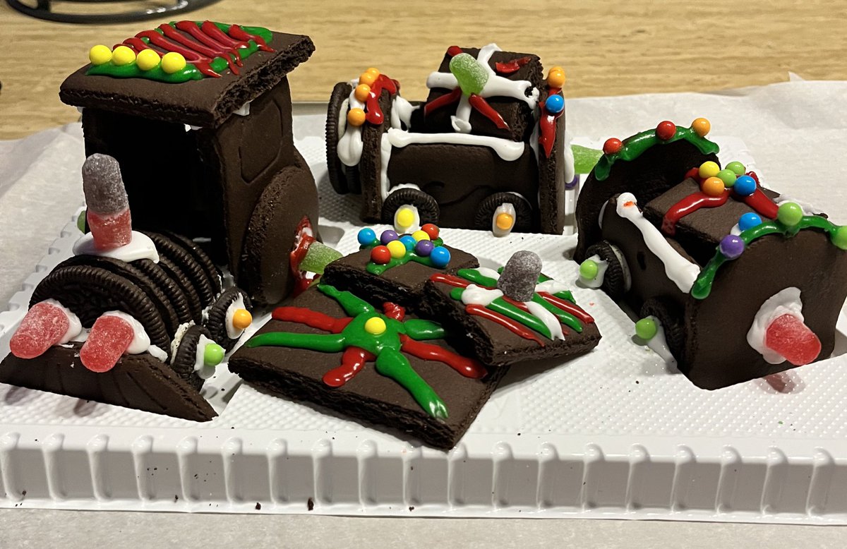 victizard's tweet photo. Made a cookie train today! Feeling ✨festive✨ https://t.co/go8StQB7HH