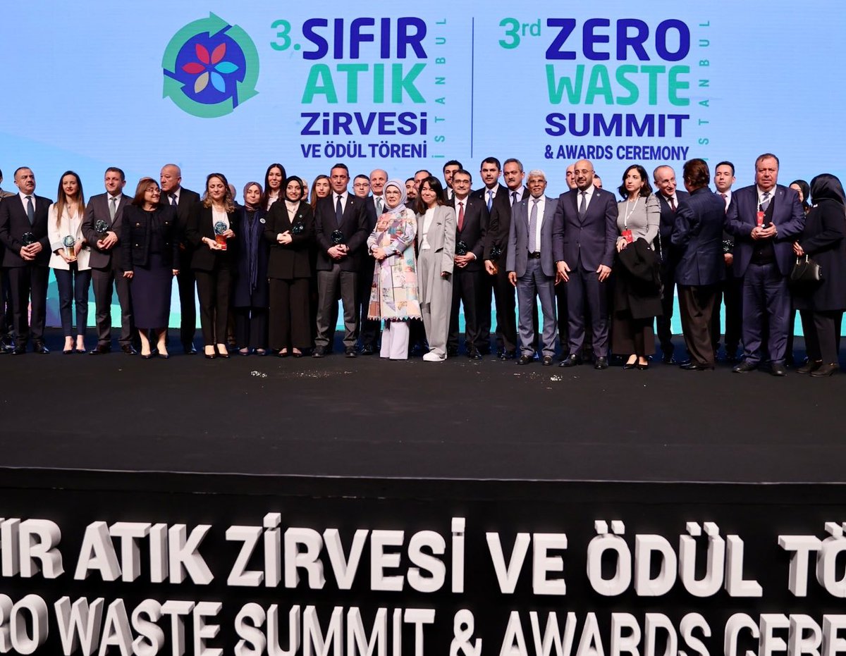 CK_Samsun's tweet photo. Sıfır Atık 5️⃣ yaşında

Bugün,#DünyaOrtakEvimiz diyerek yola çıkan, ulusal ve uluslararası çapta yaygınlaşmasında ve katedilen mesafede en büyük emek sahibi Sn. @EmineErdogan Hanımefendi’nin teşrifleriyle düzenlenen 3. #SıfırAtık Zirvesi ve Ödül Töreni’ne katıldık. @csbgovtr https://t.co/jxz0fm8rnS