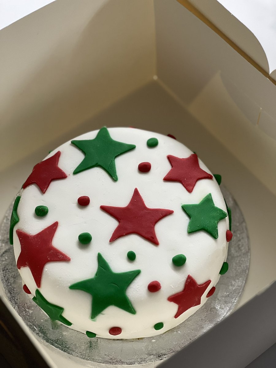 durrant3_penny's tweet photo. Some time at last to get this finished! #homemade #christmascake #homemadegifts https://t.co/ZXLE9AyV7t
