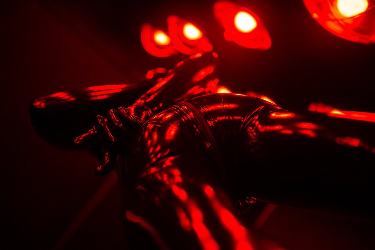 Rubber_Moth's tweet photo. Shiny undershot 

📷: Ann Marie Amick
Suit by @kinkprojects 
Polished with @Vivishinelatex 

#latex #latexsuit #blacklatex #tightlatex #rubberdoll #shinylatex #latexmodel #latexphotography #latexbutt #latexgloves #latexkink #latexfetish #fullenclosurelatex https://t.co/cs8E4ymVcm
