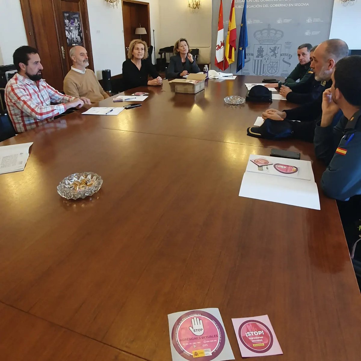 Segovia_Gob's tweet photo. La subdelegada del Gobierno, @LirioMartin; junto a @policia, @GCSegovia062 y la jefa de la Unidad de Violencia Contra la Mujer; se reunen con @HOTUSEsg y #FESTUR, asociaciones de hostelería; para hacerles entrega de 1.000 tapavasos y dípticos contra agresiones sexuales. 1/2. https://t.co/C5XukpO4U9