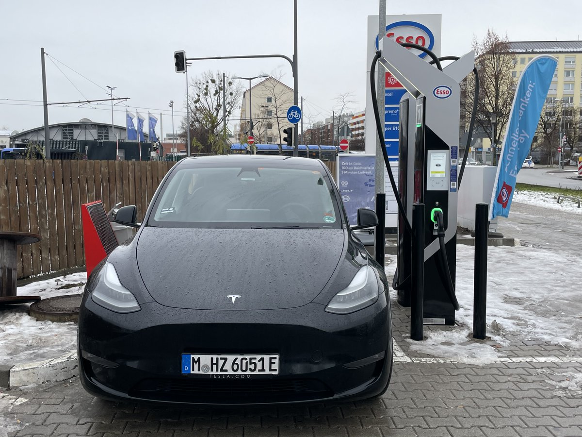JoltEnergyGroup's tweet photo. Merry Christmas, Munich!
This year, we have a very special present for you 🎁
Our new chargers in Einstein Straße and Würmtal Straße are now the fastest (up to 320 kW) in the city!!!
Drive your #EV far and wide through the city with no hassle!

🎄  Happy holidays!
Your JOLT Team https://t.co/CnIqbS3vrr