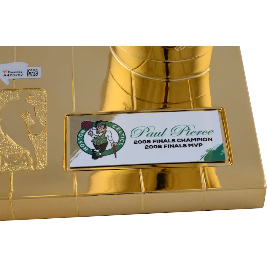 CelticsForum0's tweet photo. 🎁 Christmas Day giveaway 🎁

Autographed Paul Pierce 2008 NBA Finals trophy 🏆

To enter:

1. Like/RT
2. Tell me how big of a @paulpierce34 fan you are 👇

Will pick the winner at halftime of C's v Bucks on Christmas! Good luck! 🍀 https://t.co/VIOwPaVnnC