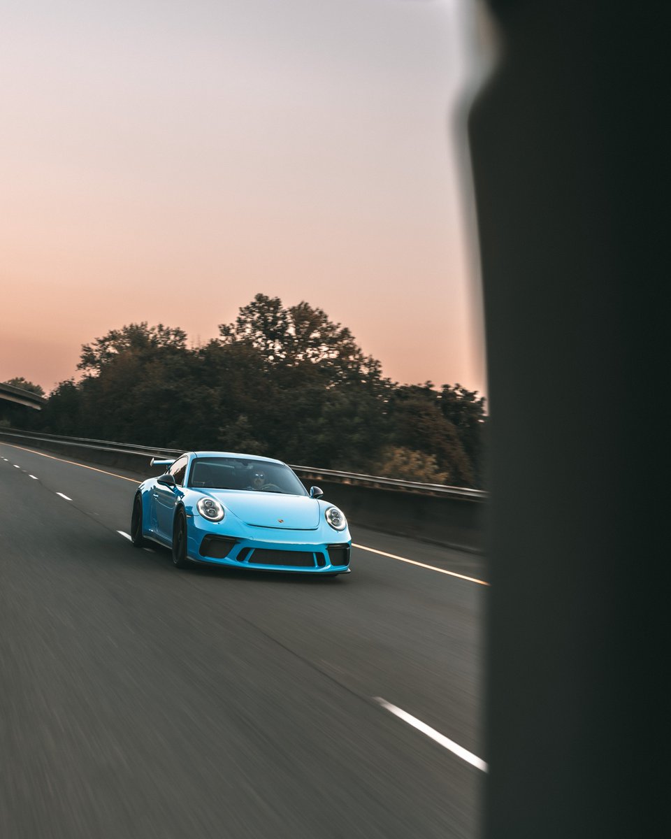 baiiileymorris's tweet photo. Porsche Wallpapers @ Sunset 🌆

#porsche #porsche911 #porschegt3 #miamiblue https://t.co/5rbVhXoL4P
