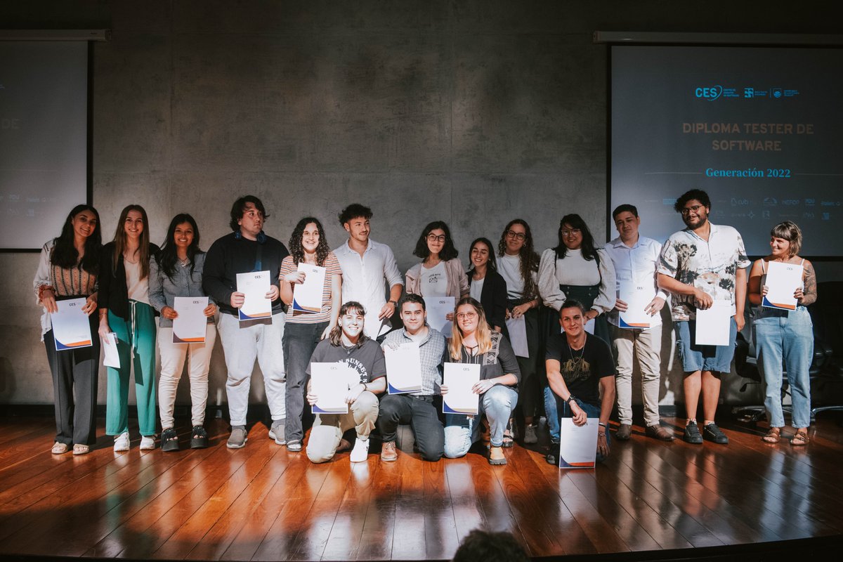 ces_com_uy's tweet photo. Hace tan solo una semana, 1️⃣8️⃣7️⃣ personas egresaron de los tres niveles de la #carreradetesting.
No nos cansamos de repetir lo felices que estamos, así que en época de postales, les dejamos algunas de las ceremonias en Montevideo y Paysandú. 📸
#ces18años #expertosentesting https://t.co/im4OvyX17Y