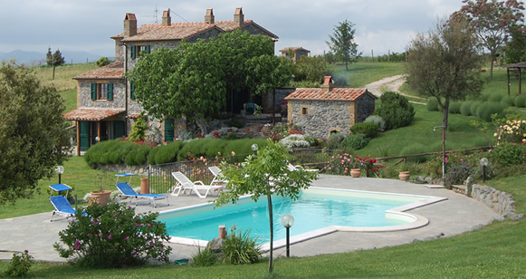 Una vecchia casa con struttura in pietra sapientemente ristrutturata, parco di 10.000 mq e piscina di 10x5 mt. 
3 appartamenti vacanze con giardino indipendente
 ferieintoscana.it/cantinaccia1.h…
