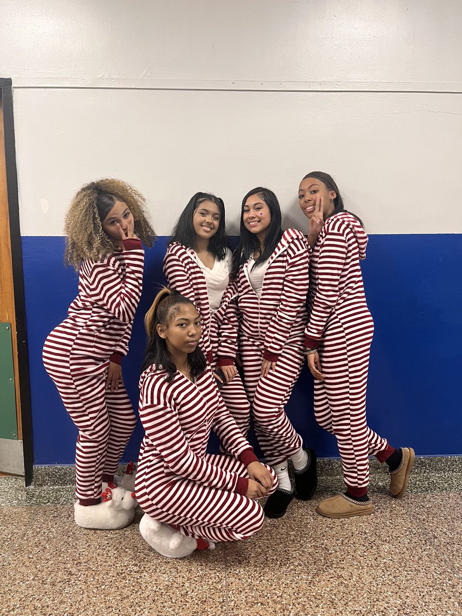 AndreaVaz1006's tweet photo. FUN DAY with our HOLIDAY PJs in full effect!  Perfect day to be warm and comfortable!!!  Happy Holidays from Roosevelt High School!!! #HolidaySpiritWeek #HolidayPJs ❄️🎄💕 https://t.co/fWxZZQId2y