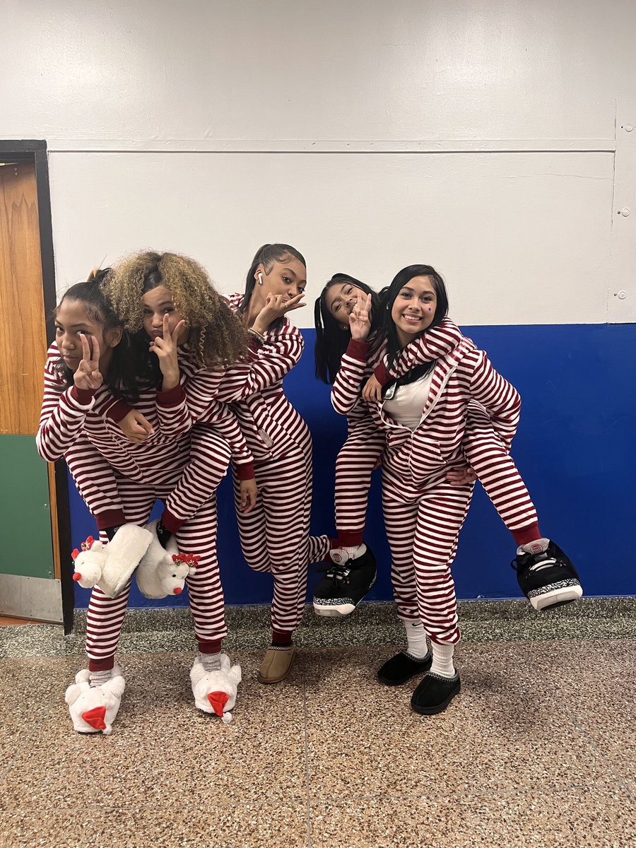 AndreaVaz1006's tweet photo. FUN DAY with our HOLIDAY PJs in full effect!  Perfect day to be warm and comfortable!!!  Happy Holidays from Roosevelt High School!!! #HolidaySpiritWeek #HolidayPJs ❄️🎄💕 https://t.co/fWxZZQId2y