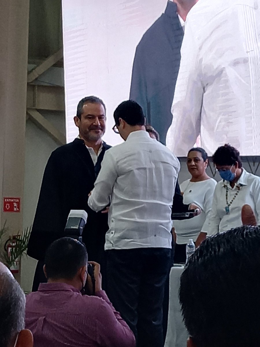 comunica_unach's tweet photo. En este momento, imposición de insignias al Dr. Carlos Natarén Nandayapa como rector ratificado para el periodo 2022-2026. https://t.co/XYZQPQqp3d