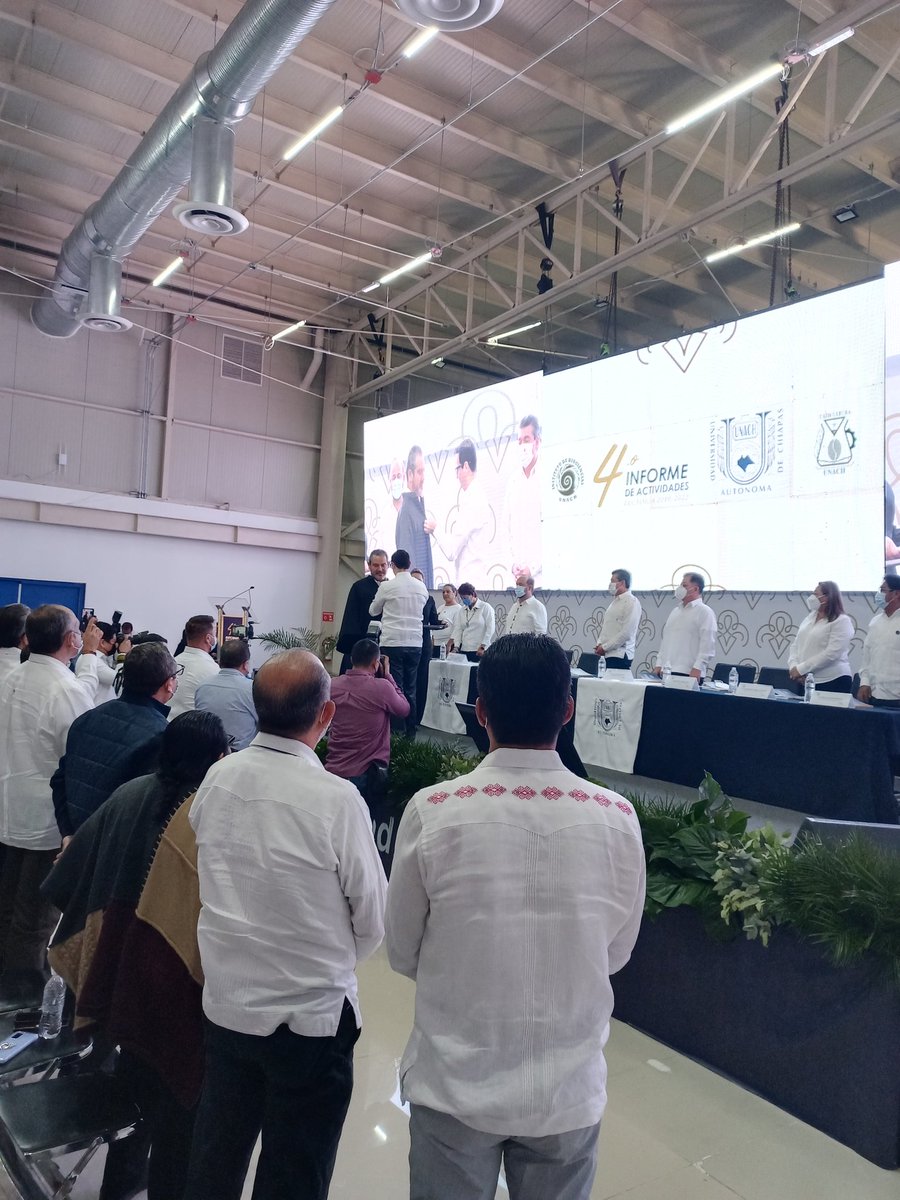 comunica_unach's tweet photo. En este momento, imposición de insignias al Dr. Carlos Natarén Nandayapa como rector ratificado para el periodo 2022-2026. https://t.co/XYZQPQqp3d