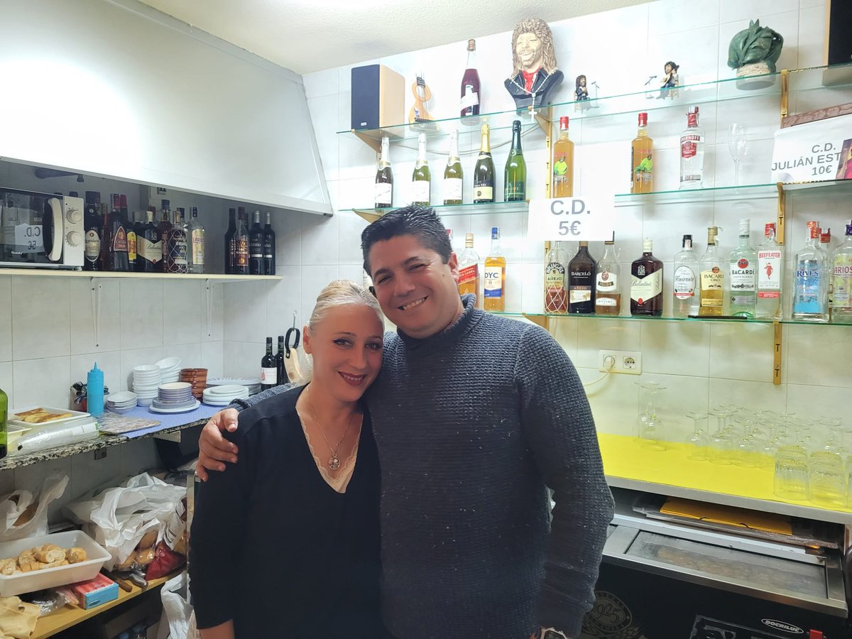 Mari Carmen y Ángel no suben al escenario ni reciben nuestros aplausos, como duendecillos invisibles hacen que todo esté siempre limpio, recogido, que todos nos sintamos atendidos, en casa. Sin ellos nuestra peña sería un lugar frío, inhóspito. Muchas gracias amigos Feliz Navidad