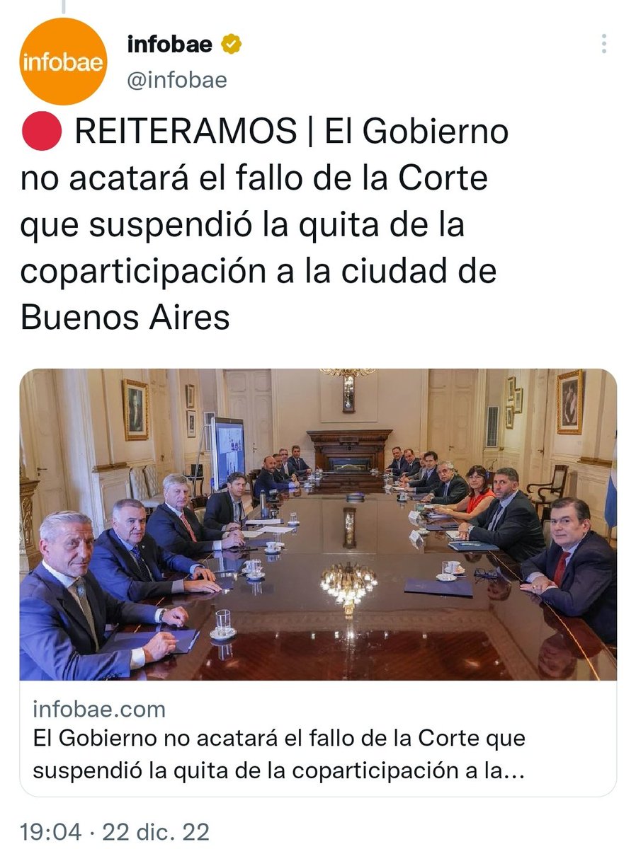 Para quienes no lo conocen el primero de la izquierda, es el gobernador de Chubut, Mariano Arcioni, participando del día que en la Argentina, dejó de existir el estado derecho. Triste situación a la que dirigentes como este han llevado el país.