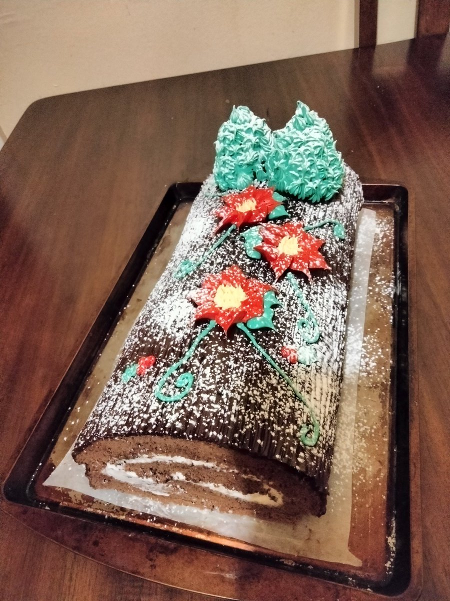 PastryJays's tweet photo. #HappyHolidays Yule Log Cake.
A chocolate sponge with Oreo pudding filling and mint ganache on top.
#pastrycook #desserts #FoodieBeauty #followforfollowback https://t.co/EgnCM8niOi