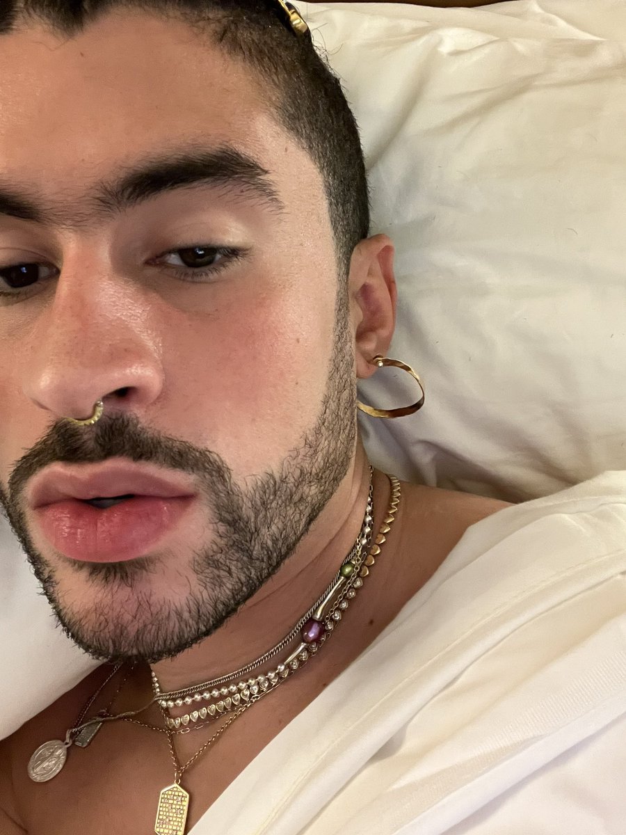 badbunnyfiles's tweet photo. bad bunny https://t.co/Ka1jVT3brA