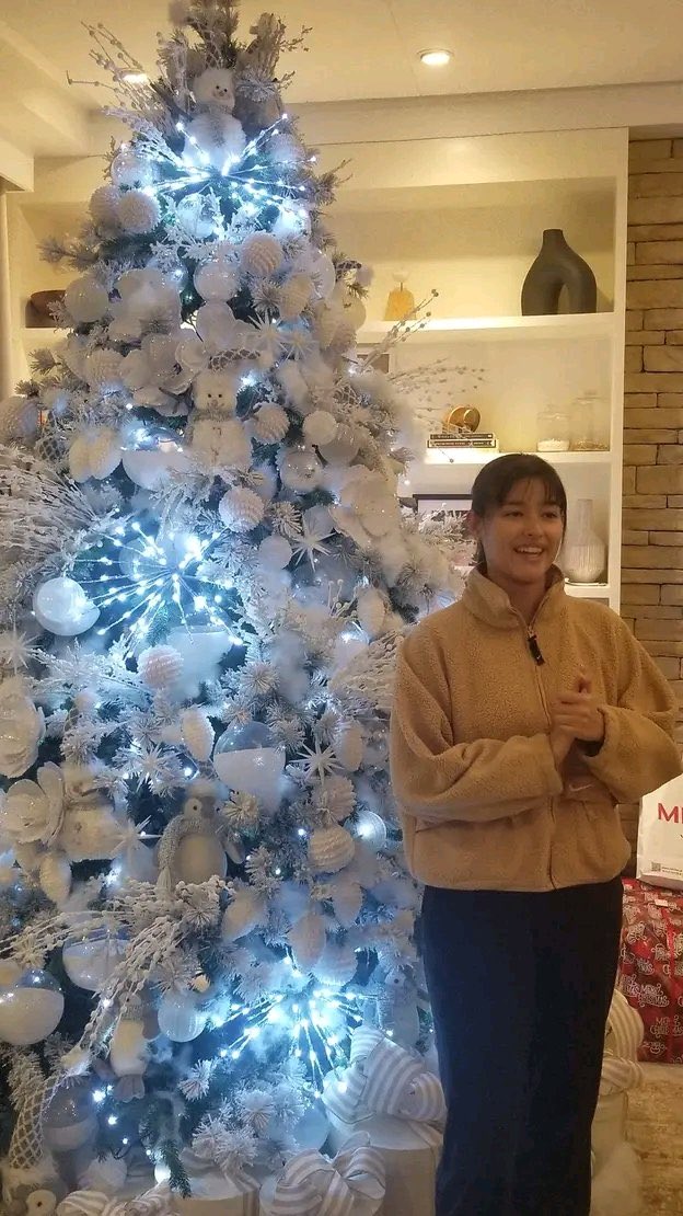 aqbeltran0612's tweet photo. CHRISTMAS is a wonderful Day: To Pray. To Love. To Care. To Smile. To Share &amp; To Give. To Relax &amp; To Thank GOD. For all the blessings He gave to us. To you &amp; your loved ones, “A BLESSED and MERRY CHRISTMAS” ⁦@lizasoberano⁩ ⁦@itsenriquegil⁩ LQFandom. 🎄🙏❤️ https://t.co/vGsiIoctOo