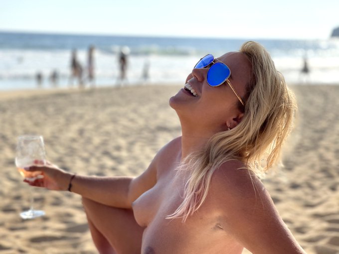 many reasons to toast, for what is today and what will come 🥂 #goodbye2022 #jennyscordamaglia #tulum<a href="/tag/tulum"class="tags"><span>#tulum</span></a><a href="/tag/jennyscordamaglia"class="tags"><span>#jennyscordamaglia</span></a><a href="/tag/goodbye2022"class="tags"><span>#goodbye2022</span></a>