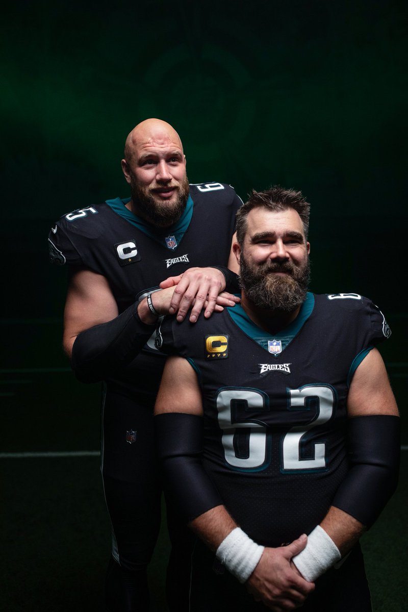 Did we just become best friends?! <a href="/JasonKelce/">Jason Kelce</a> 🎄🎅⛄ Merry Christmas y'all!