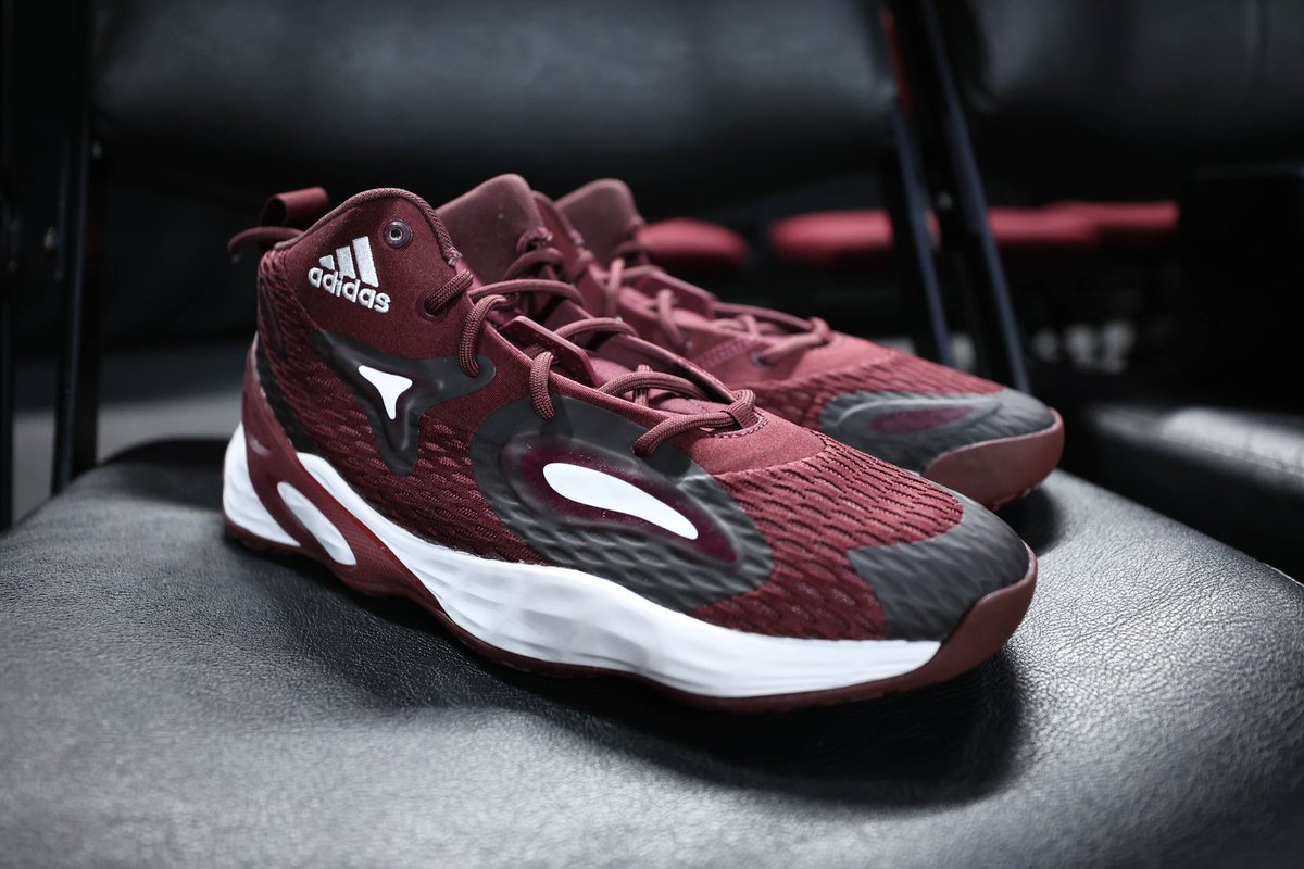 GIVEAWAY TIME ‼️

Like, RT, comment &amp; tag three friends, and you have to be following us to have a chance to win these Texas A&amp;M basketball shoes (M 9.5)! A winner will be randomly chosen after Christmas so enter now. Also, go to our insta &amp; facebook for more giveaways 👀

#GigEm