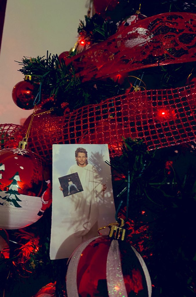 RKID_7's tweet photo. jesus christ was born today #LightForLouis #LouisTomlinson https://t.co/LZll2XceN6