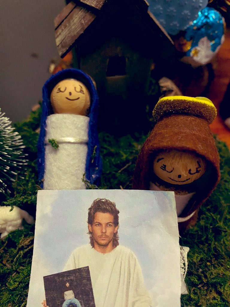 RKID_7's tweet photo. jesus christ was born today #LightForLouis #LouisTomlinson https://t.co/LZll2XceN6