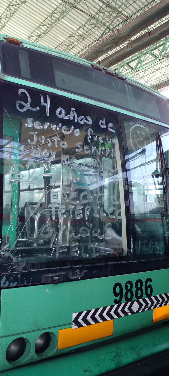 asalmendez's tweet photo. Un mensaje de despedida de un #trolebus en la #CDMX 🚎

- 24 años de servicio, fue un justo servicio, hoy me jubilan, mi último viaje a #Tetepilco. 
- Gracias. Feliz Navidad

Creditos: El Mundo De Los Trolebuses https://t.co/58x1OVYG4Z