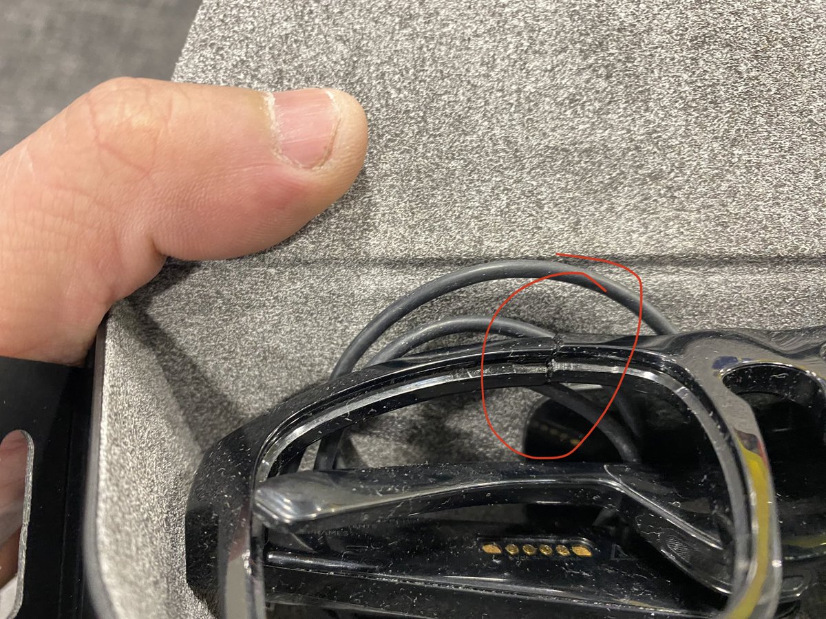 Mariosoft1980's tweet photo. This how @BestBuy gave me my new Bose Glasses for Store Pick up. (Used, broken, dirty) https://t.co/HHU2C8oakH