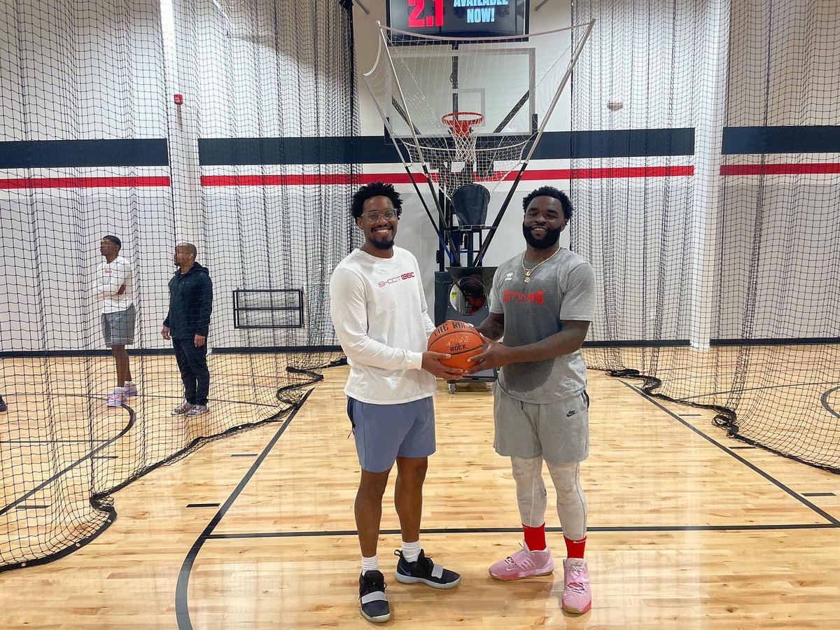 College teammates reunited! Coach Ed and @GiddyPotts_20 got in the work today. Giddy smashed the HSV daily shoot-off record while he was at it! 
.
.
#middletennesseestateuniversity #shoot360hsv #unlockyourgame #basketball #shoot360