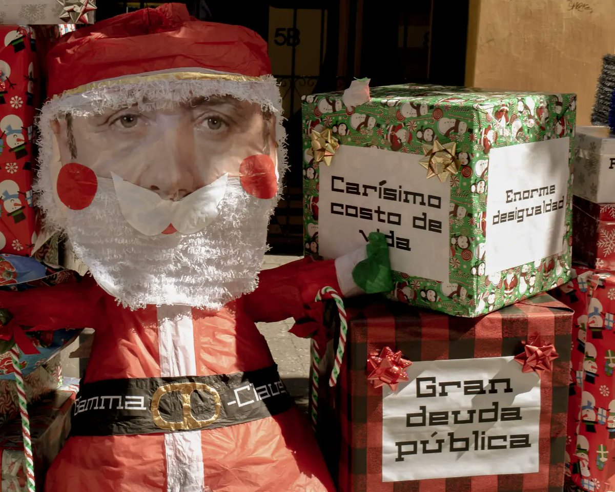 Hoy en la sexta avenida nos visitó Giamma-Claus, un presidente que a pesar de ambiciosas promesas, durante el año nos ha dado todo lo contrario. Estos no son los regalos que merecemos. Mientras ellos celebren su #FelizCorrupción seguiremos siendo un país desigual.