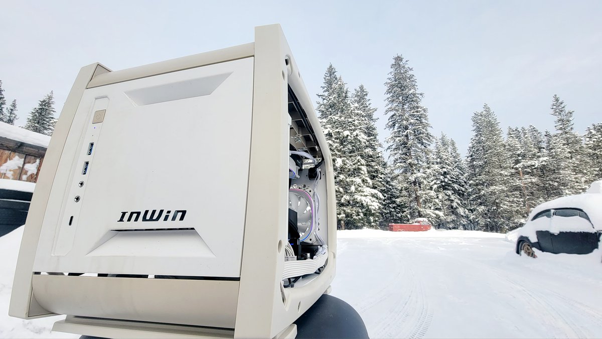 InWin's tweet image. Dreaming of white Christmas? #TpbMods obliges by bringing his #InWin EXPLORER Bone White build to do some frost gaming. 😛 Let it snow!