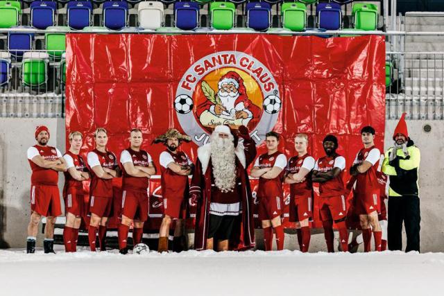 lequipe's tweet photo. FC Santa Claus, le club de foot du père Noël en Laponie

Le FC Santa Claus, le club du Père Noël situé à Rovaniemi, sa ville natale officielle en Laponie, évolue en Sixième Division finlandaise. https://t.co/0YQKYd2JDi https://t.co/ETZHBfHuhC