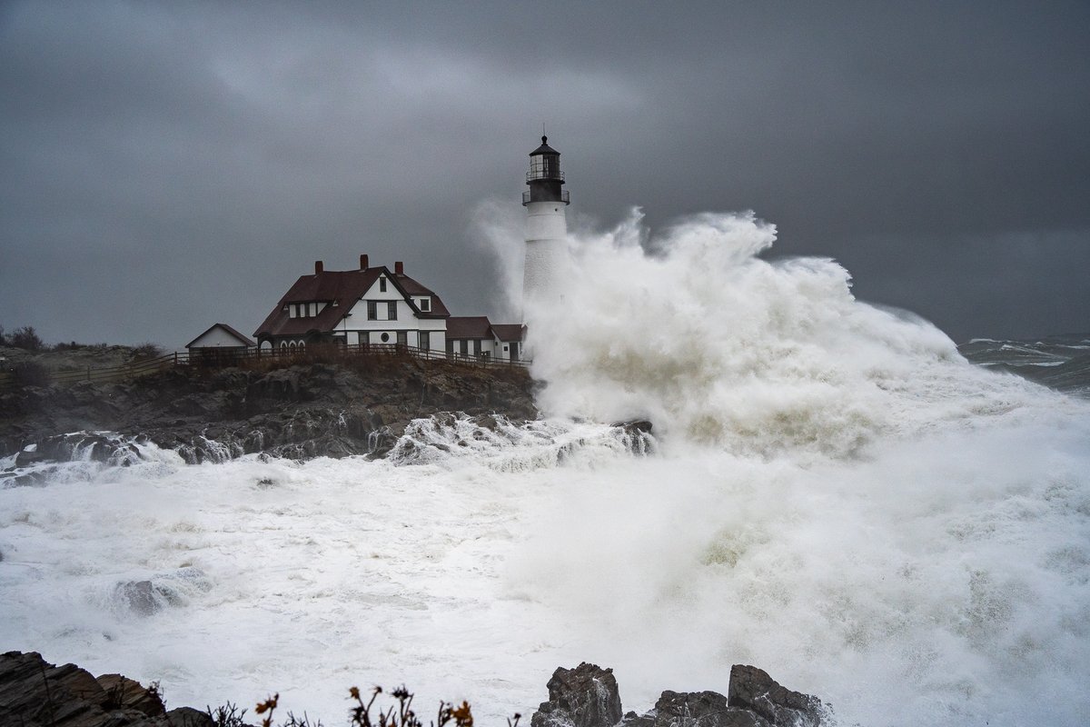 photographmaine's tweet image. The Wave - 
After reviewing my images, I determined that I captured the wave that took out the door and window at Portland Head Lighthouse. I'm not happy about it, but I am in awe of the power of nature. I believe this is a historic capture. 
#mewx #maine #winterstorm #elliott