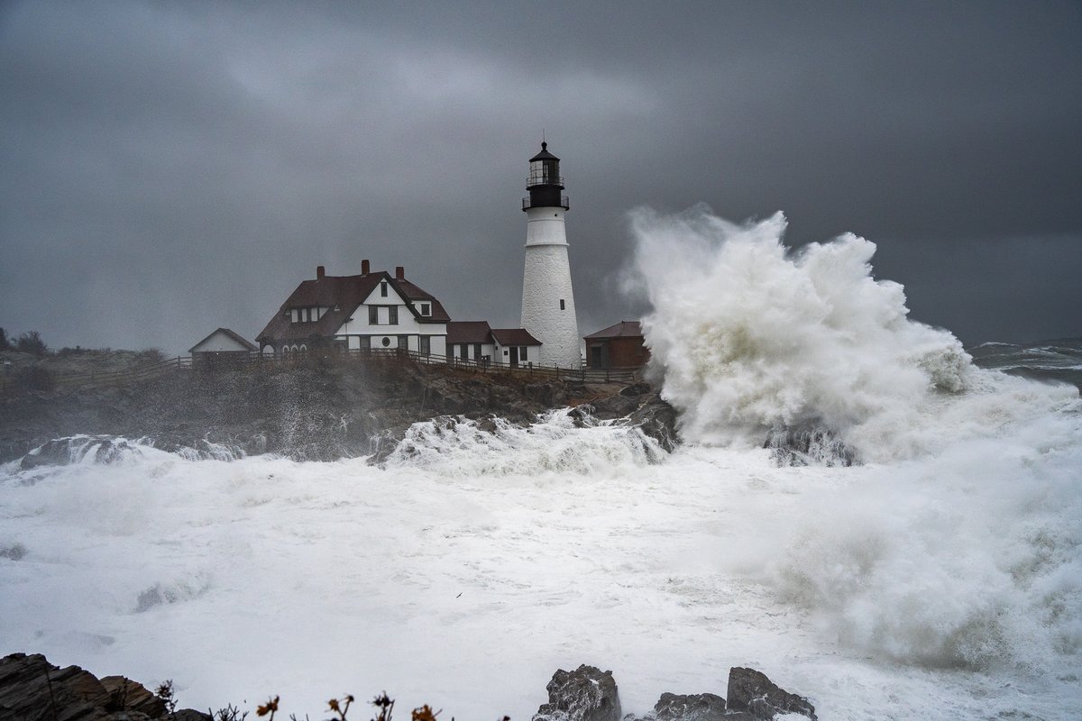 photographmaine's tweet image. The Wave - 
After reviewing my images, I determined that I captured the wave that took out the door and window at Portland Head Lighthouse. I'm not happy about it, but I am in awe of the power of nature. I believe this is a historic capture. 
#mewx #maine #winterstorm #elliott