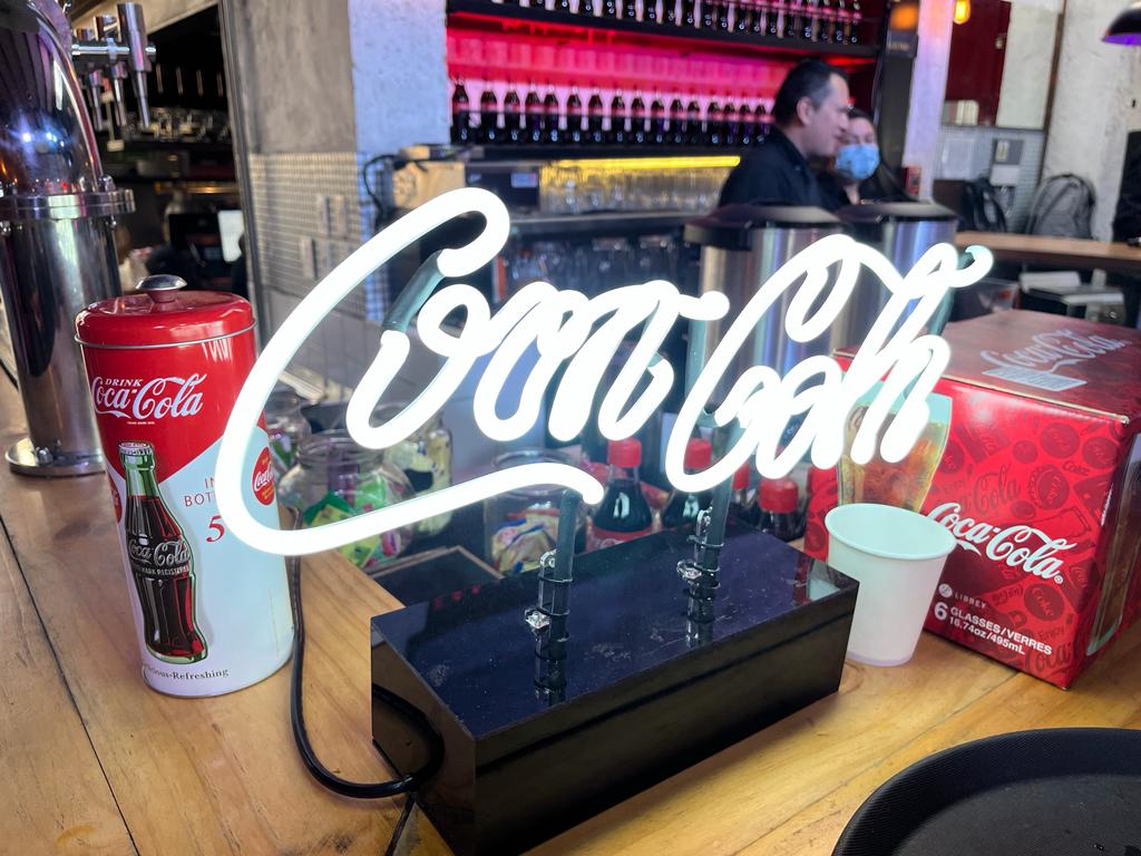 CocaColaLC's tweet photo. La Navidad siempre encuentra la manera y ayer estuvimos más juntos que nunca🤝🎄. 

Gracias a @WRadioColombia y @LaFamaBarbecue  por permitirnos compartir con los  colombianos una mañana de magia de verdad. https://t.co/A9J30ZVwQF