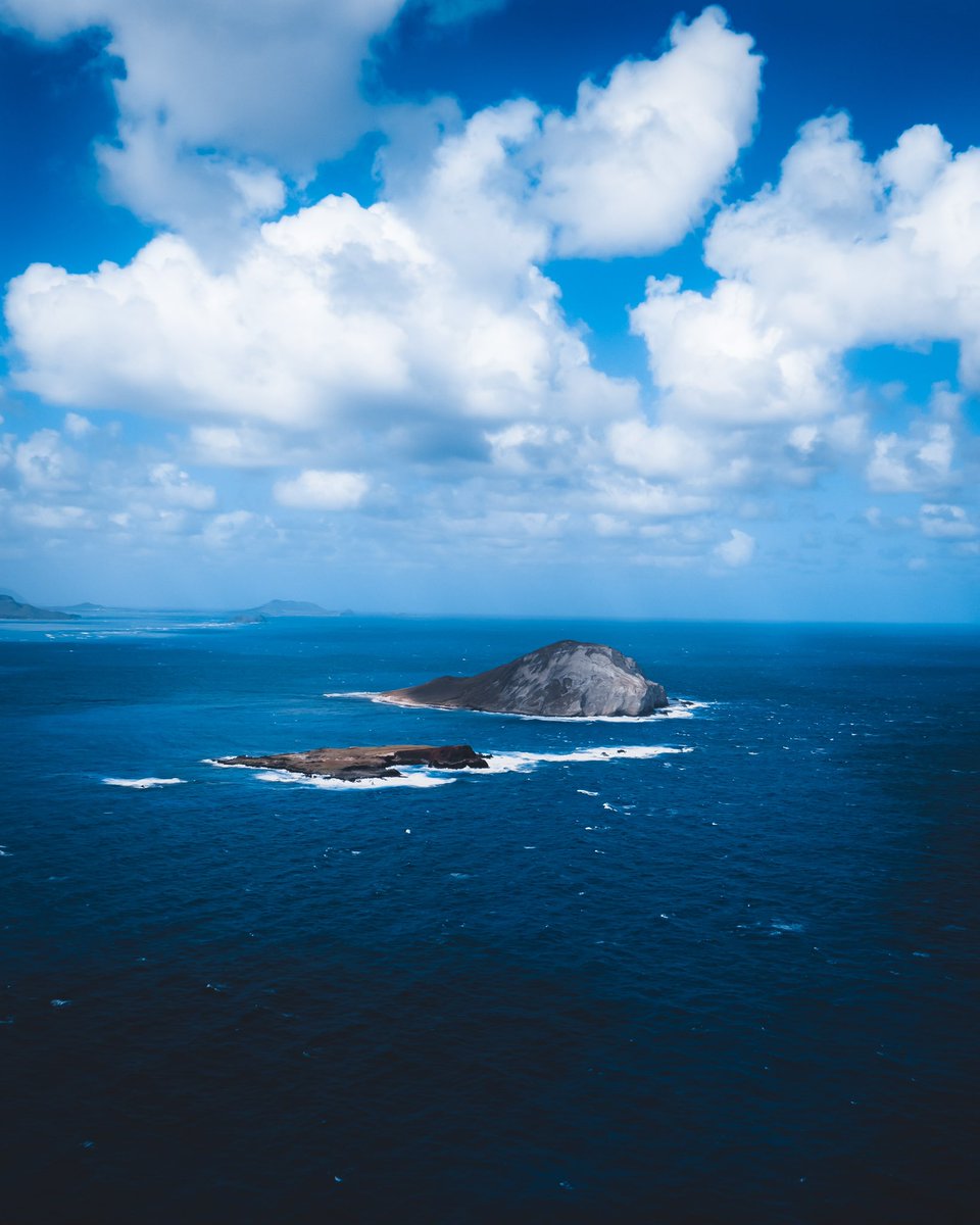 Islands by islands.

#lumix #hawaii #oceanblue #travelphotography #islandhopping #islandphotography #travel