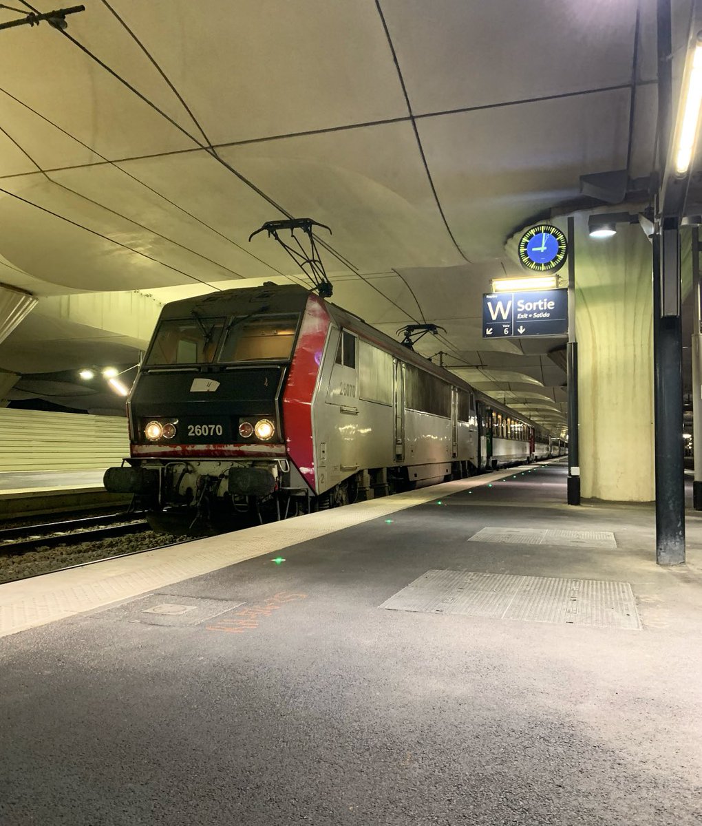 franckytoast's tweet photo. Train de nuit  5771 direction Nice prêt au départ et quasiment plein! https://t.co/Pq99YCUhRX