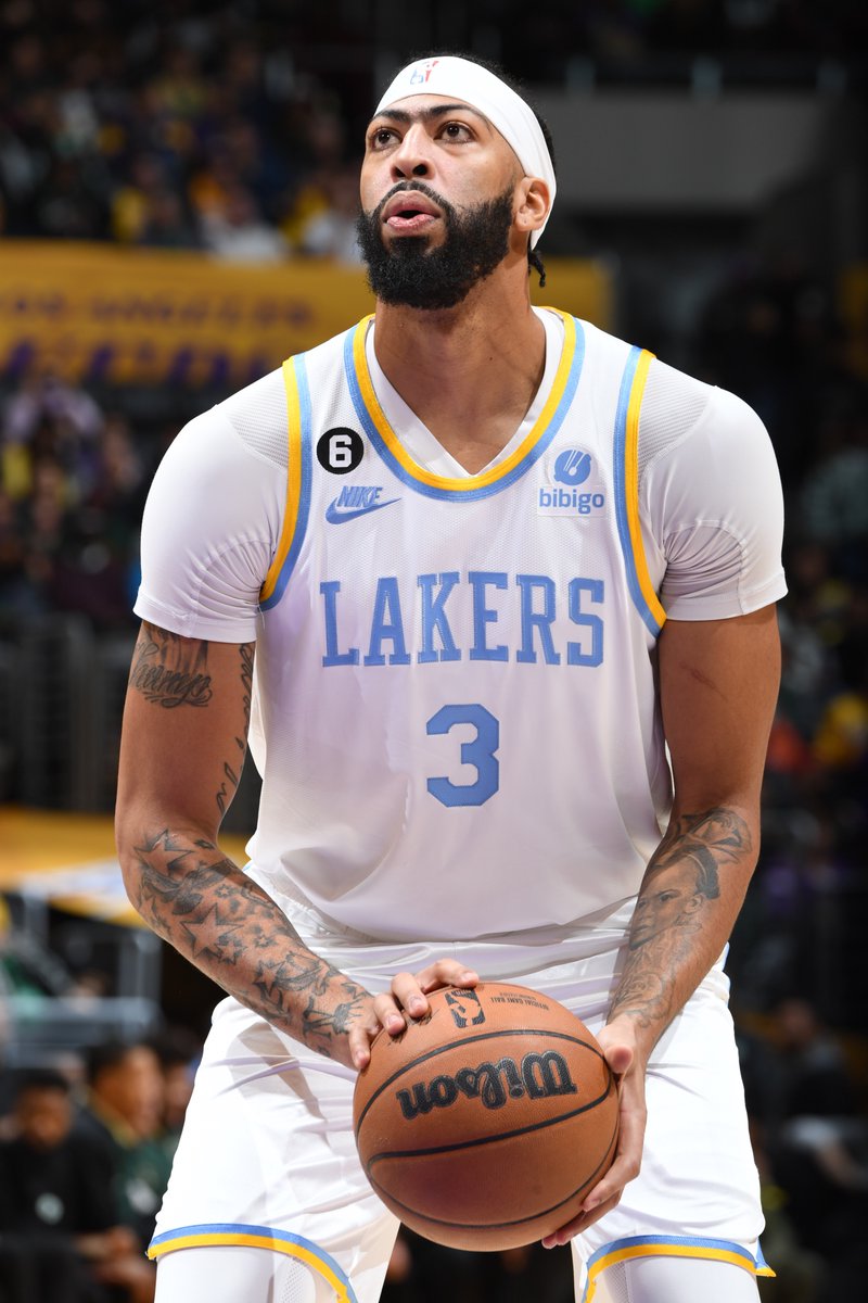 BleacherReport's tweet photo. Anthony Davis has been diagnosed with a stress injury in his right foot and will be out indefinitely https://t.co/Bu3OMs6j0j