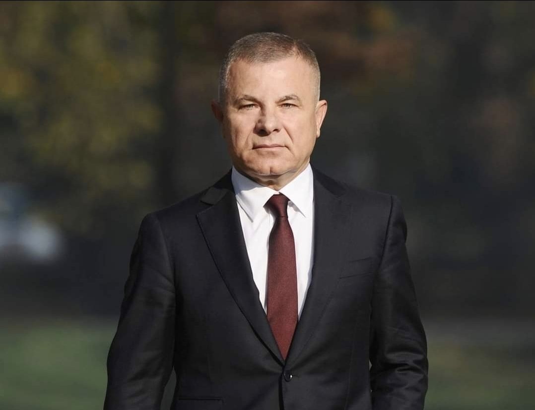 Milickovic_M's tweet photo. У данима када се српски народ бори за опстанак на Косову, ова политичка карикатура поново је напала породицу Александра Вучића. Коначно је испунио сан да постане као Курти, који је направио списак за одстрел неподобних Срба, где су на првом месту син и брат Александра Вучића. https://t.co/eK69LToxin