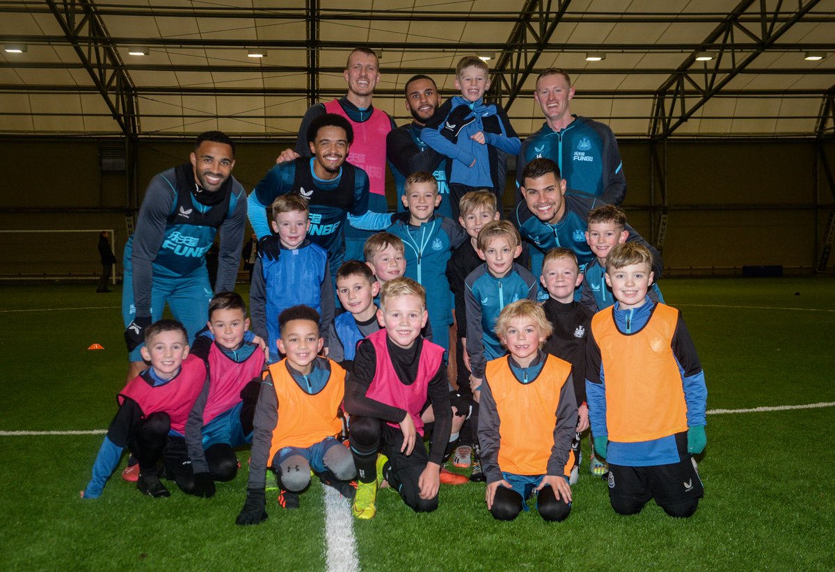 NUFC's tweet image. Inspiring future generations. 🙏🎄

Some of our younger Academy players paid a visit to our Benton training ground this afternoon to meet the first-team squad, watch training and have a kickabout with some of the lads!

🖤🤍