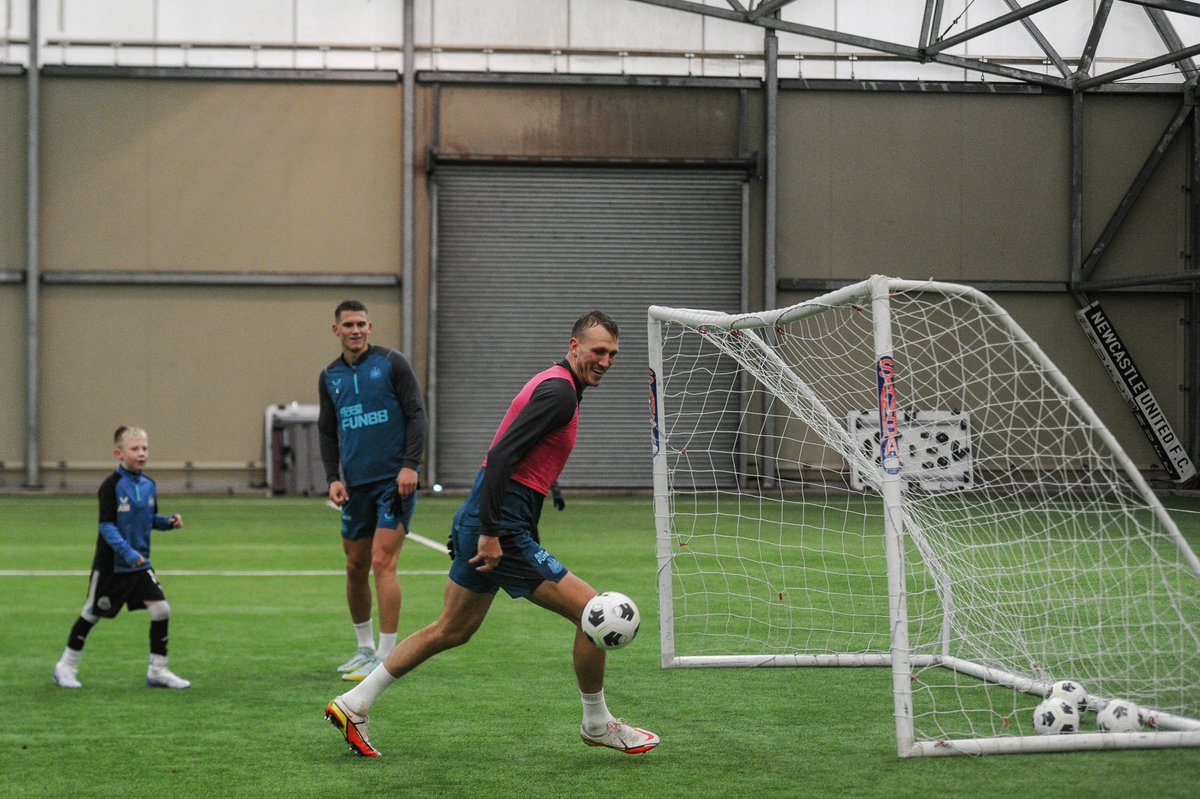 NUFC's tweet image. Inspiring future generations. 🙏🎄

Some of our younger Academy players paid a visit to our Benton training ground this afternoon to meet the first-team squad, watch training and have a kickabout with some of the lads!

🖤🤍
