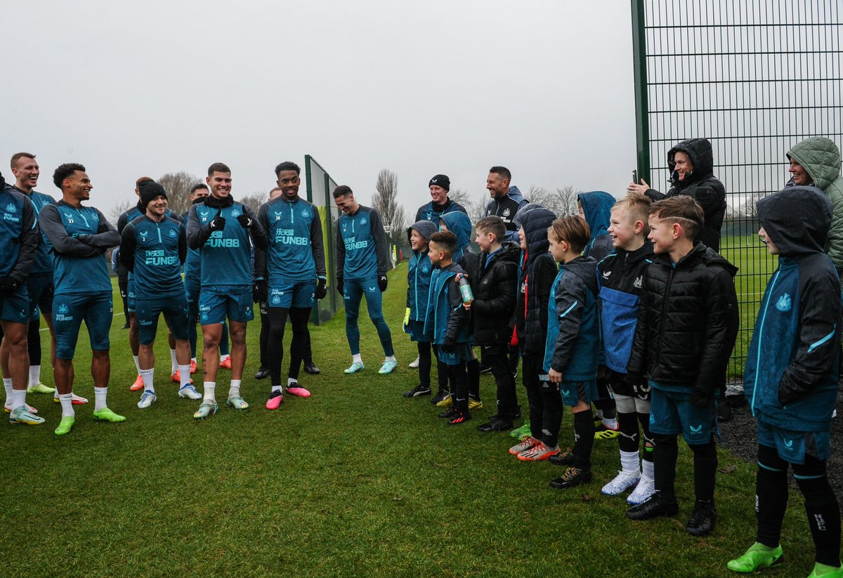 NUFC's tweet image. Inspiring future generations. 🙏🎄

Some of our younger Academy players paid a visit to our Benton training ground this afternoon to meet the first-team squad, watch training and have a kickabout with some of the lads!

🖤🤍