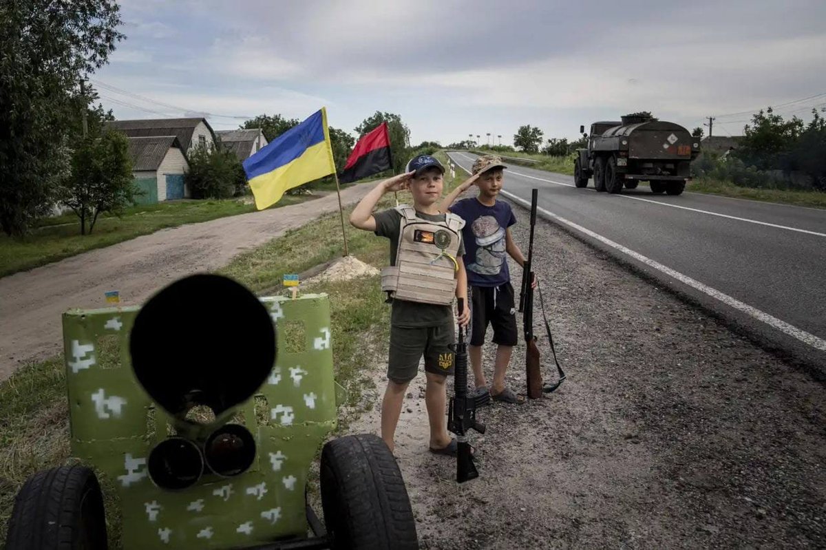 Evgen Maloletka is a Ukrainian war photographer, journalist and filmmaker, who has been covering the war in #Ukraine since 2014.
Maloletka has been chosen by the Guardian as its photographer of the year. 
#StandWithUkraine #StopPutin ##StopRussianTerrorism
📷<a href="/EMaloletka/">Evgeniy Maloletka</a>