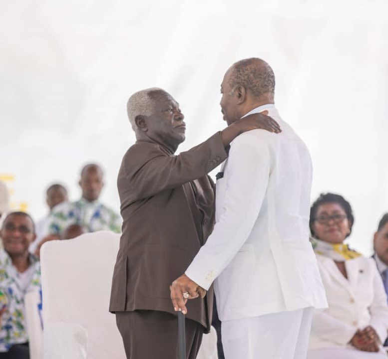 Quel bonheur de voir sur cette photo Jean Boniface Assele et <a href="/PresidentABO/">Ali Bongo Ondimba</a> à l’occasion du 12eme Congrès du <a href="/pdg2R/">Parti Démocratique Gabonais (PDG)</a>  #gabon #gabonphoto #pdg #bossdugabon #politique