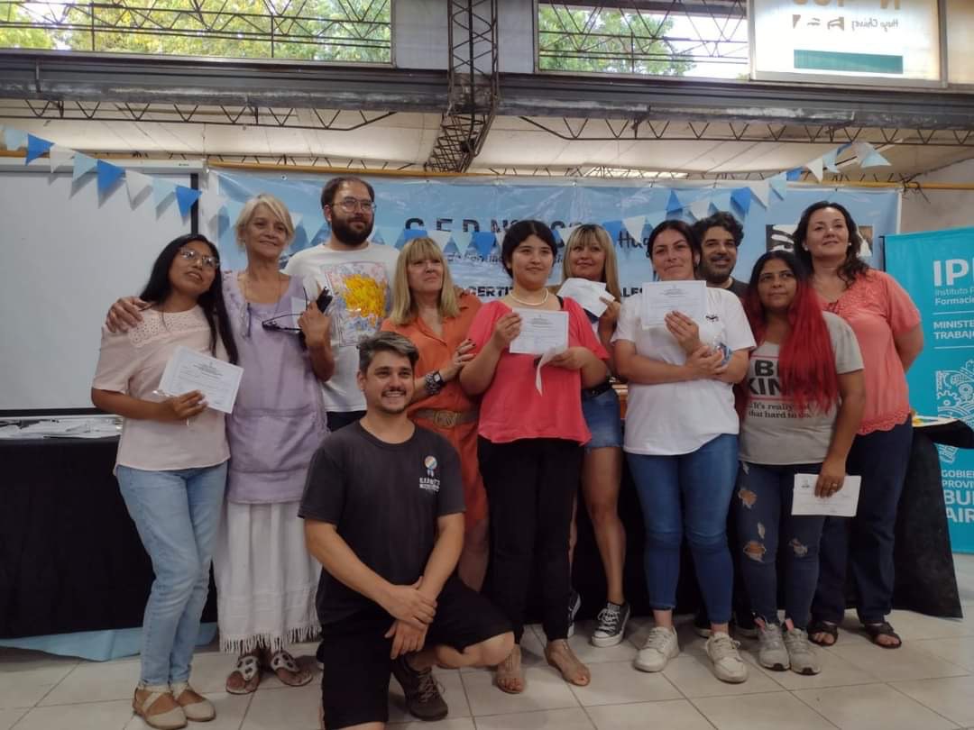 trabajopba_ipfl's tweet photo. Bajo el lema "Formación de las y los trabajadores en manos de los trabajadores", el CFL N°403 de Ensenada concluyó ayer el 15º ciclo lectivo con la entrega de certificados a las y los egresados de los cursos de formación. https://t.co/XMI8XRHDf7